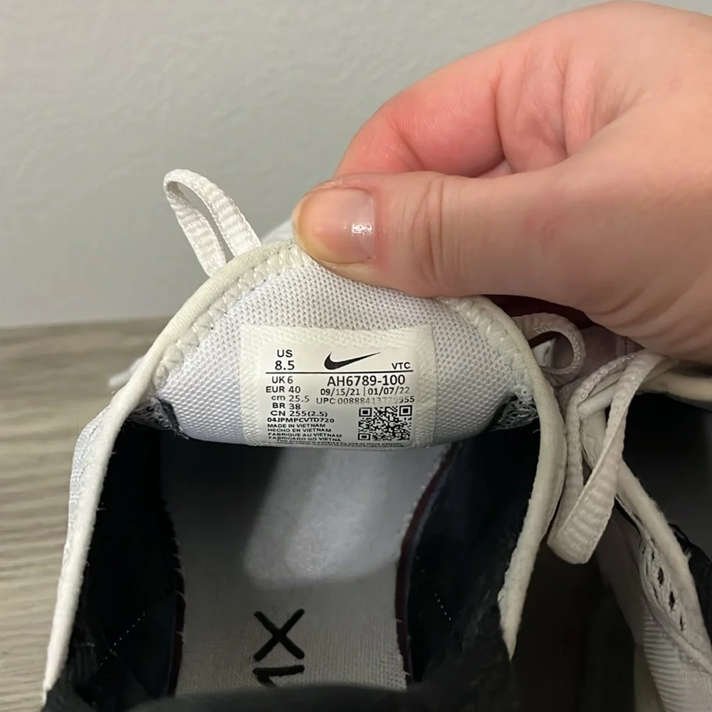 Nike Air Max 270 sneaker. Size 8.5. Good Pre-owned condition. - Picture 4 of 6